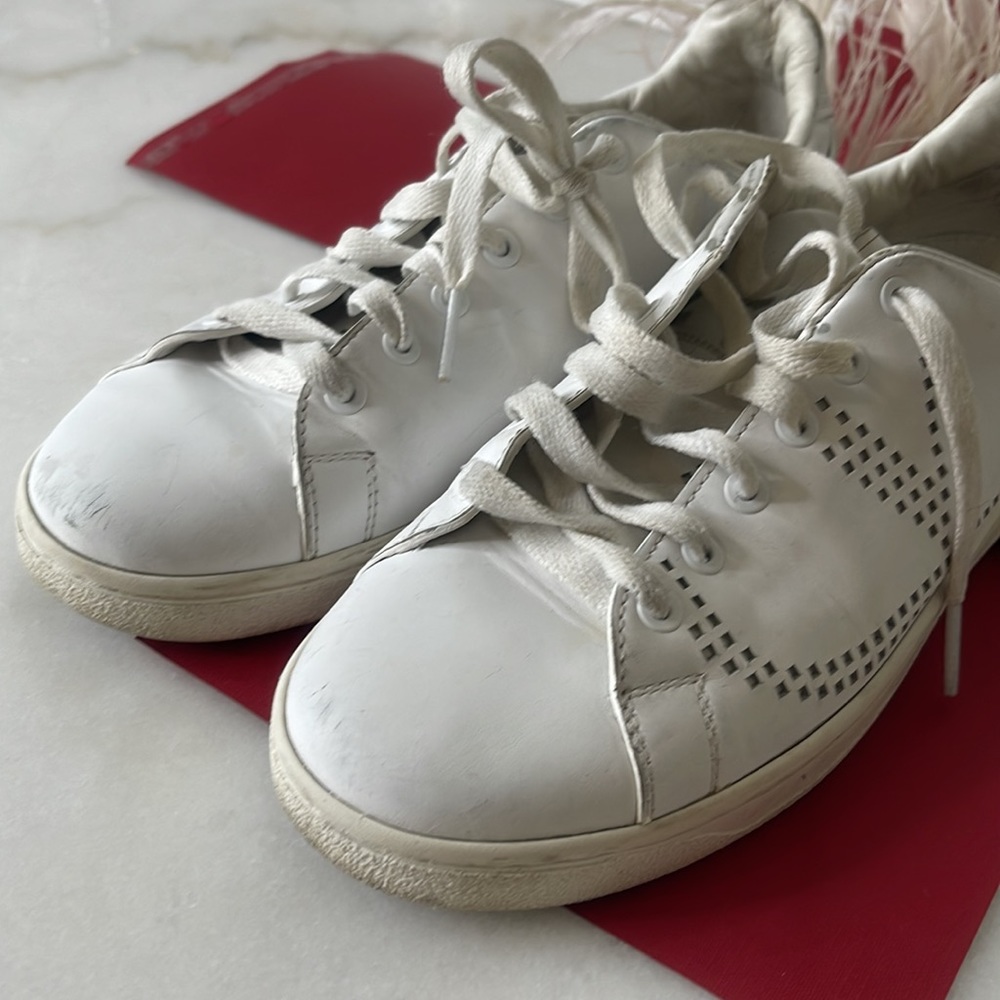 VALENTINO GARAVANI
Leather Backnet Sneaker with Feathers. 38.5